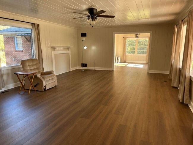 Building Photo - Large country home on private acreage