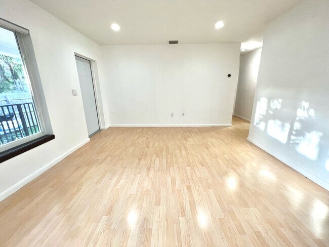 Building Photo - 528 NE 64th St