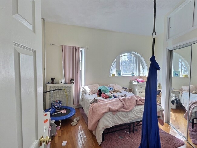 Building Photo - 1482 Beacon St