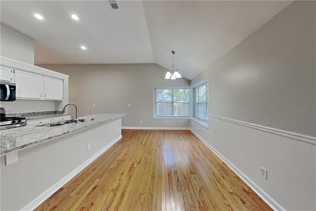 Building Photo - 345 E Willow Run