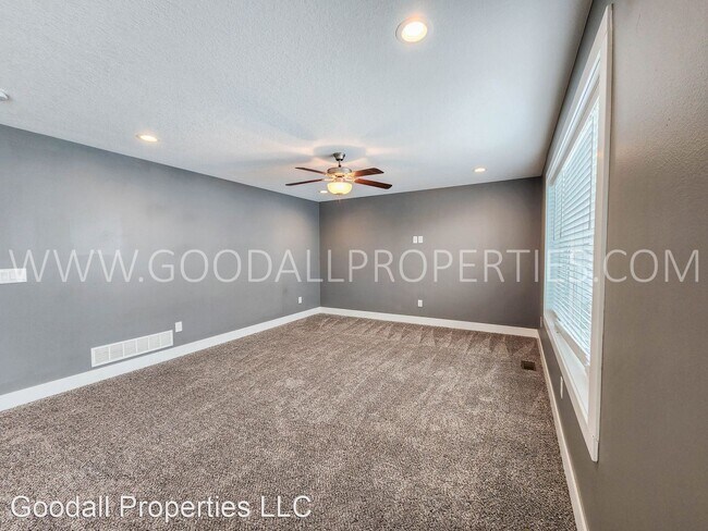 Building Photo - 4 br, 3.5 bath House - 1306 Green Hills Dr