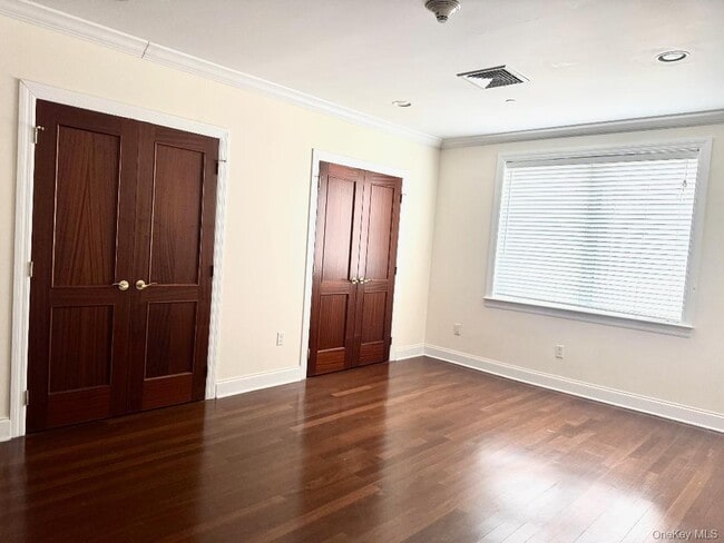 Foto del edificio - 171 Great Neck Rd