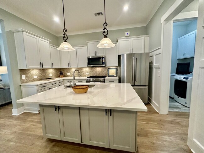 Foto del edificio - Beautiful Four Bedroom Home Located in The Walk!