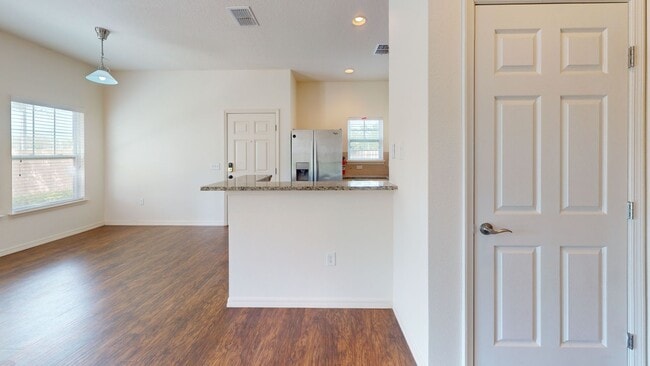 Building Photo - Beautiful 4bed/3bath Townhome FOR RENT in ...