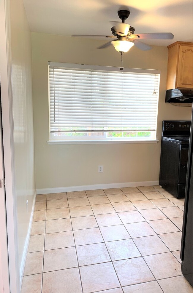 Building Photo - 3 Bedroom Home- Laminate Floors- Central A...