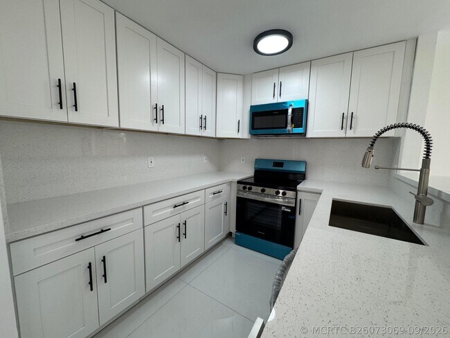 Foto del edificio - 4421 SW 72nd Terrace