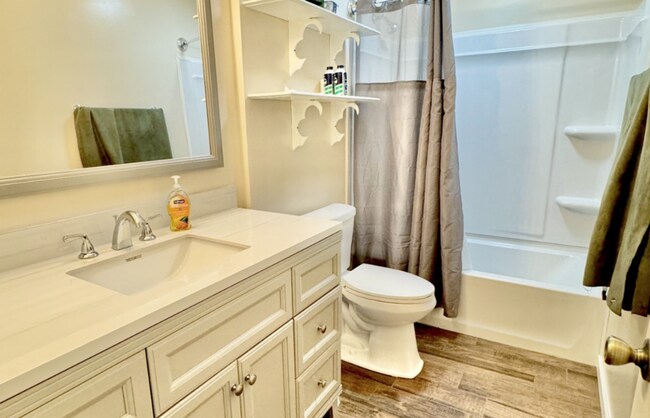 Foto del edificio - Beautiful 2-bedroom,1-bath home conveniently located near shopping, dining, schools, and Fort Cam...