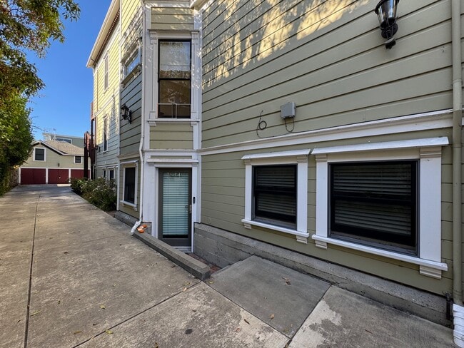 Building Photo - 2112 Santa Clara Ave