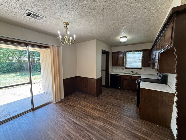 Foto del edificio - 704 Ashley Dr