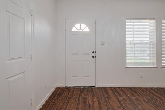 Building Photo - 10118 Mariposa Stream Ct