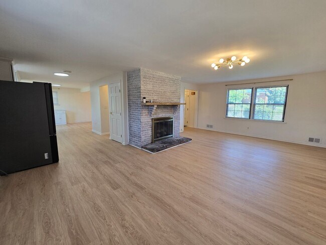 Building Photo - 454 Colonial Dr