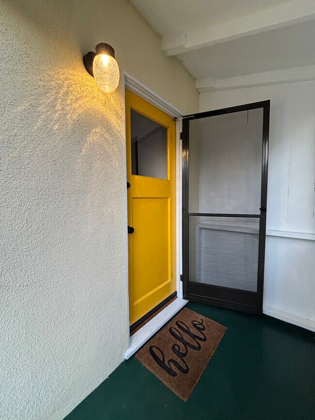 Tu puerta principal - 936 Palms Blvd