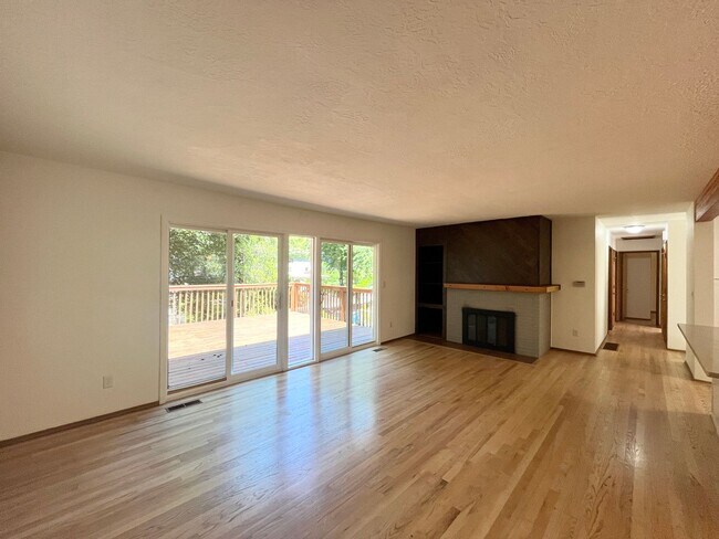 Building Photo - Beautifully Updated 4-Bedroom Home with Fr...