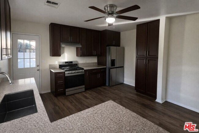 Foto del edificio - 2531 Manhattan Ave