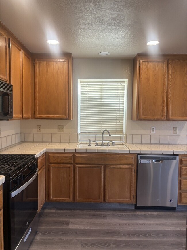 Building Photo - Riverbank 3 Bedroom 2 Bathroom Home