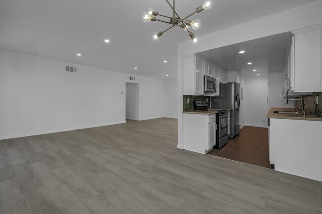 Building Photo - 722 N Orlando Ave