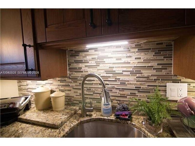 Building Photo - 4030 W Palm Aire Dr