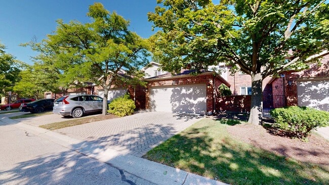 Photo du bâtiment - THREE BEDROOM CONDO TOWNHOME IN NORTH LONDON