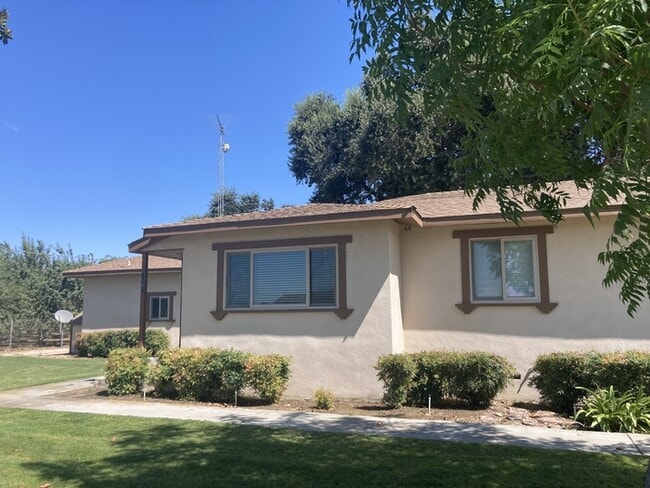Foto del edificio - Turlock Country Living 3 Bedroom 2 Bath Home