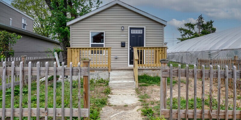 Foto principal - 208 Riverview Ave