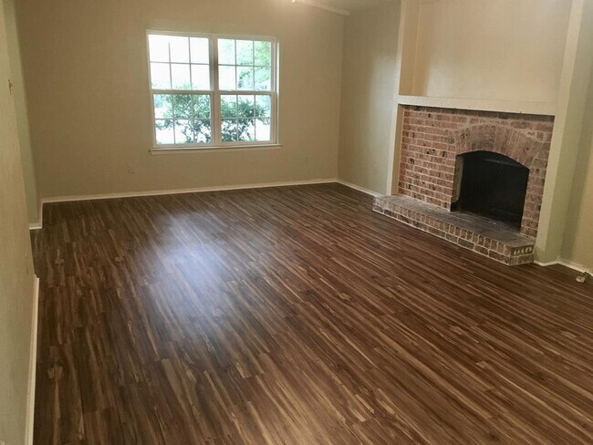 Building Photo - 1303 Shady Hollow