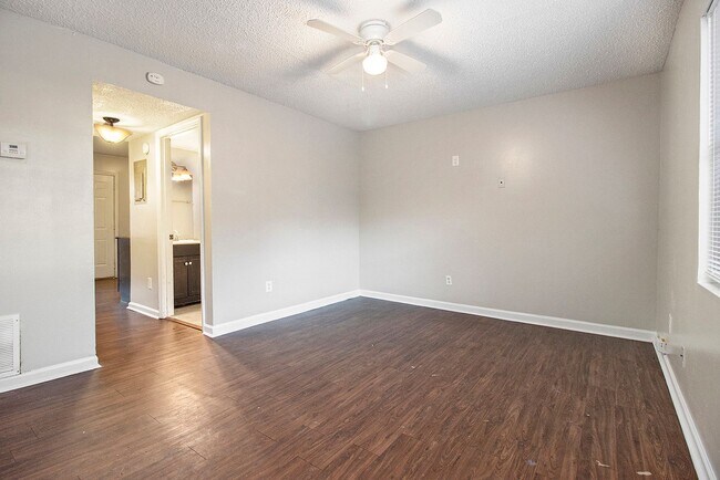 Foto del edificio - 3 Bedroom, 2 Bath Duplex near the Beltline