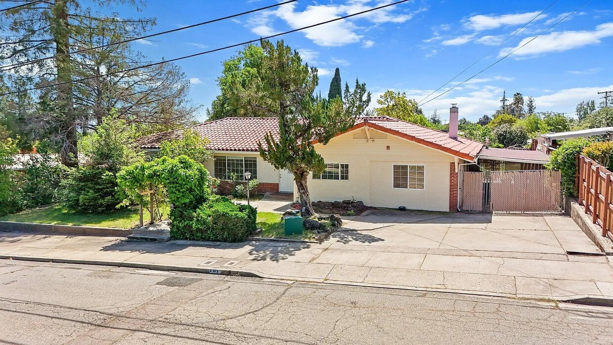 Primary Photo - 2303 Gold St