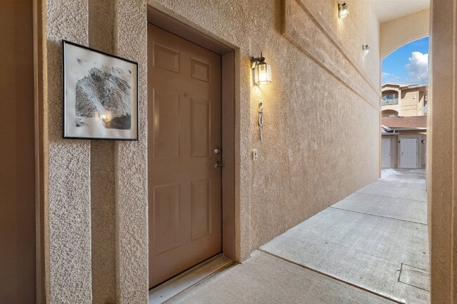 Building Photo - Westside 2-Bed Condo with Mountain Views a...