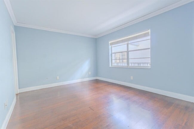 Foto del edificio - 3000 Sunrise Lakes Dr E