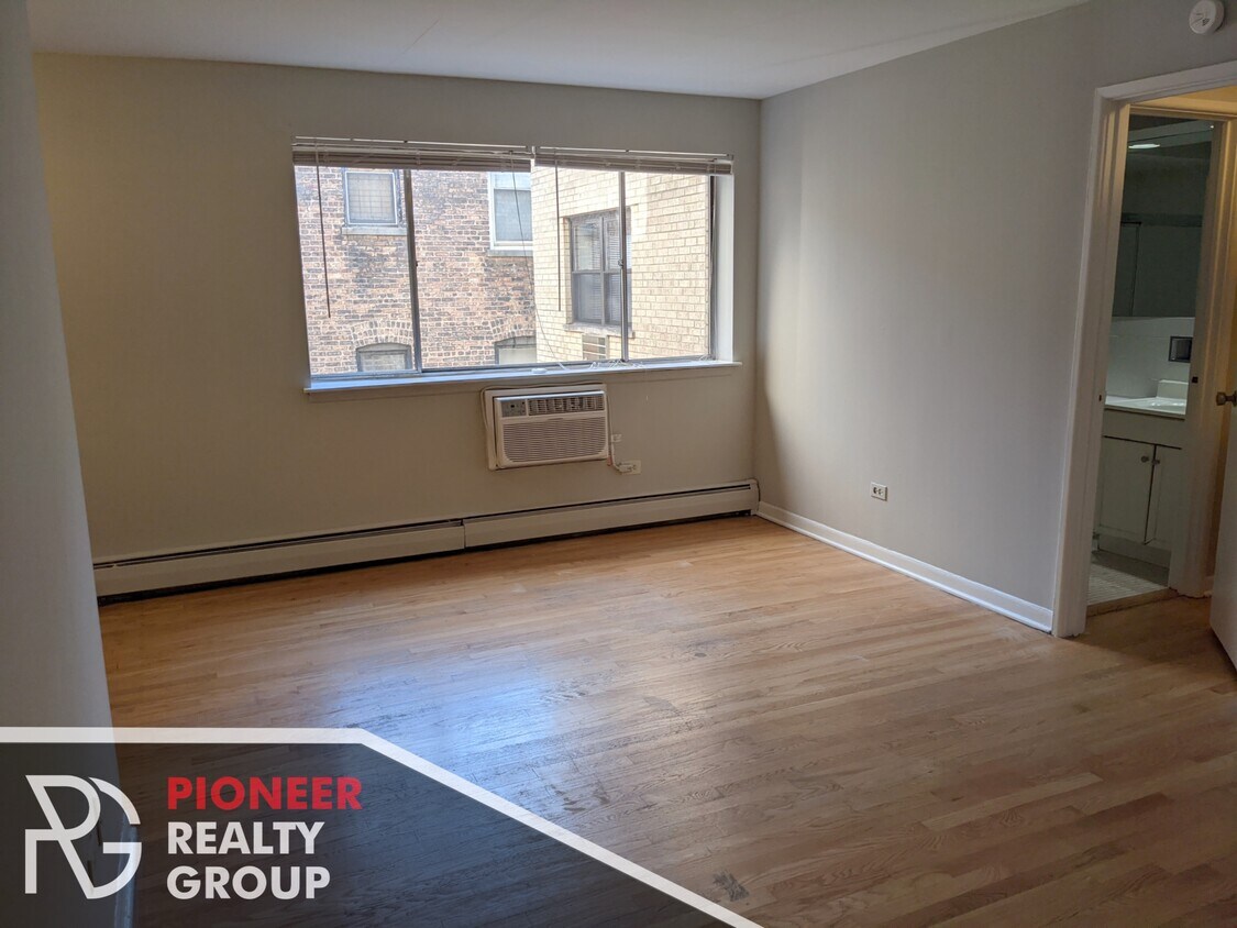 Primary Photo - 510 W Briar Pl