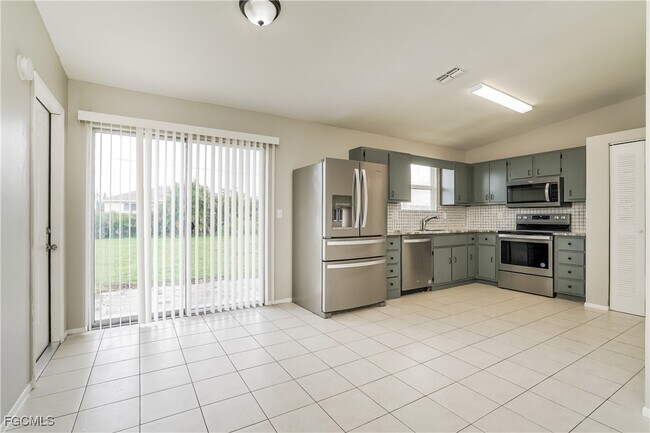 Foto del edificio - 823 NE 18th St