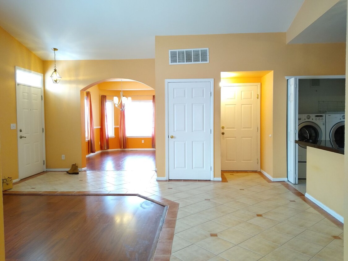 Foto principal - Super 2 Bedroom 2 Bath Townhome with 2 Car...