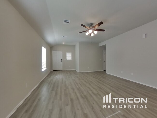 Foto del edificio - 8230 Red Spruce St