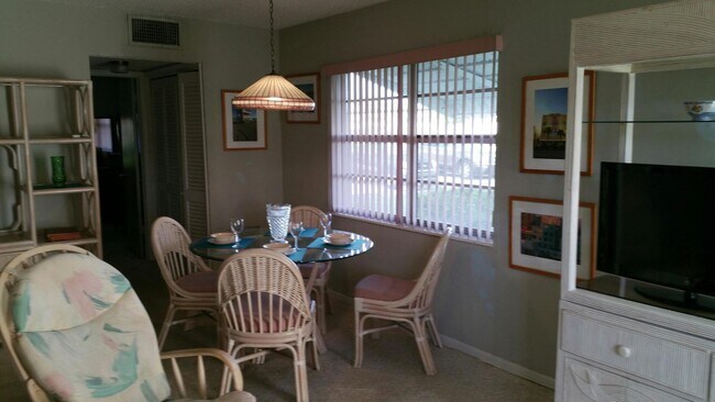 Building Photo - 560 Horizons W