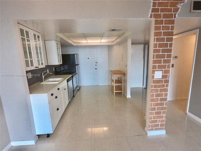 Building Photo - 1301 NE Miami Gardens Dr