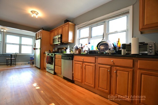 Building Photo - 61-63 Surrey St. Unit 2