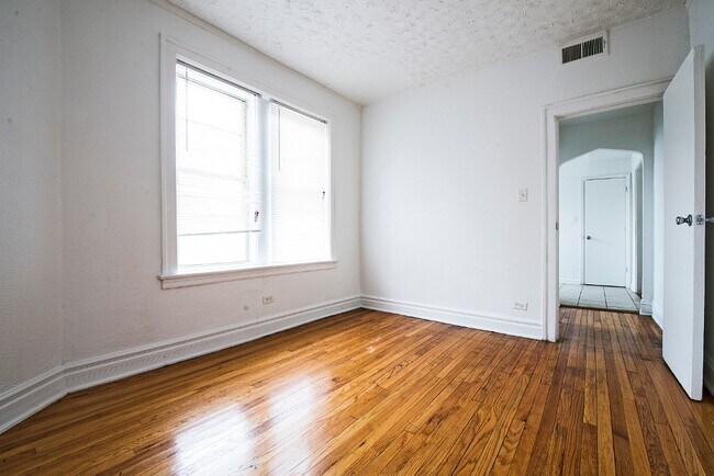 Habitación - 1108 E 82nd St