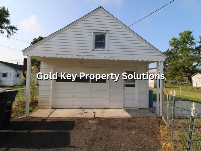 Building Photo - Cute Two Bed/One Bath W/Fenced Yard and Ga...