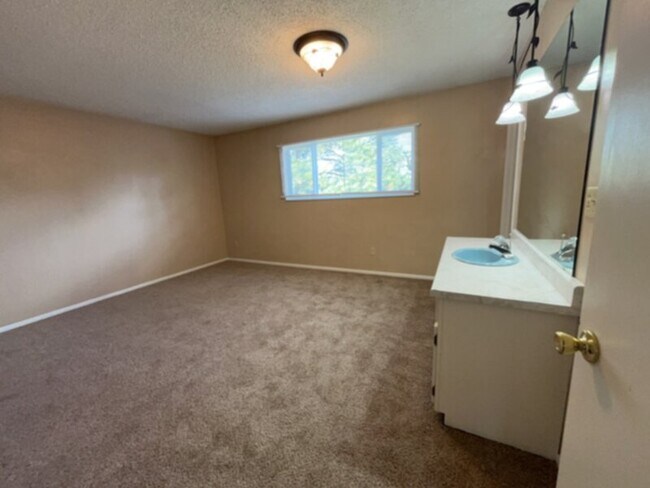 Foto del edificio - Charming multi-story duplex unit, nestled ...