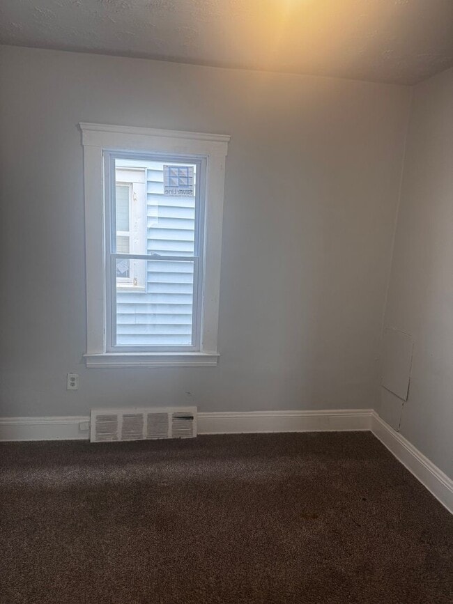 Building Photo - 4 bedroom 2 bath