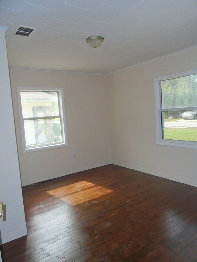 Foto del edificio - Tons of Living Space in this 3BR/1BA Zephy...
