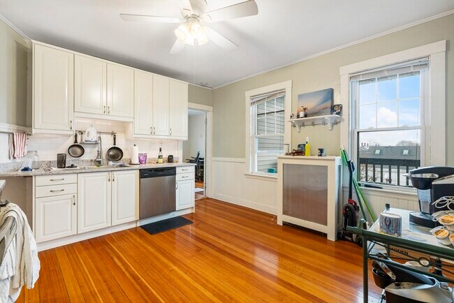 Building Photo - 8 Hallet St