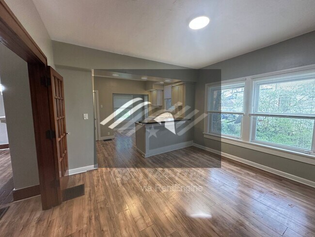 Foto del edificio - 8 E Hillcrest Ave