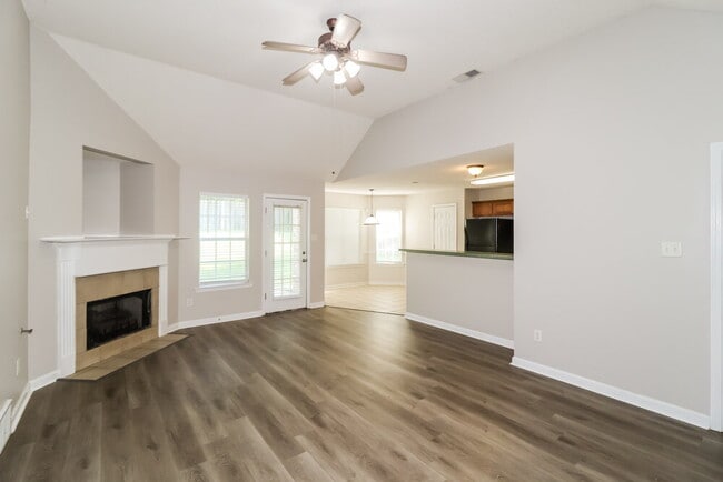 Building Photo - 305 Village Dr