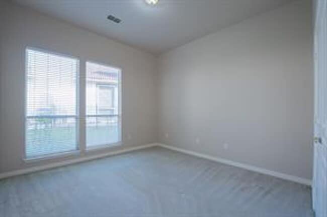 Foto del edificio - Lakeside Village Living