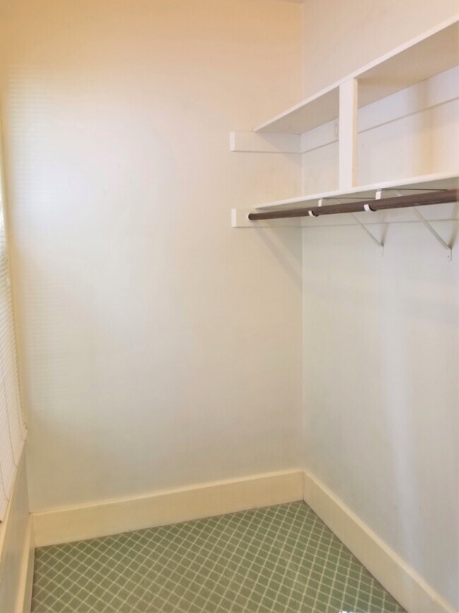 Building Photo - 512 W 3rd St