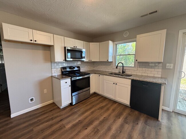 Building Photo - Comfort Meets Convenience in This Updated ...