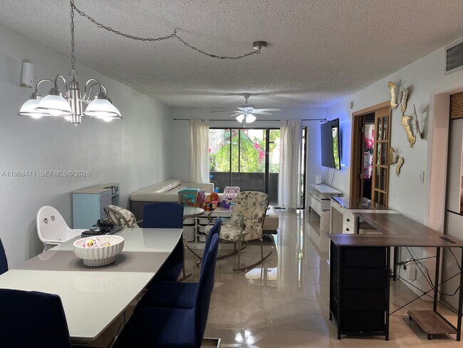 Foto del edificio - 301 N Pine Island Rd