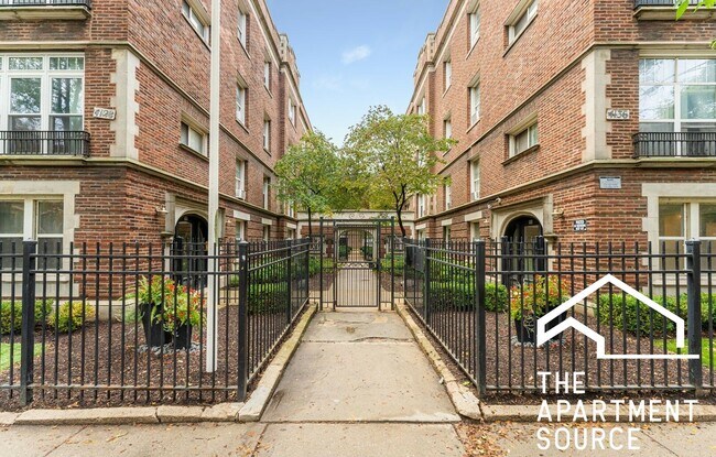 Building Photo - 4136.5 N Sheridan Rd