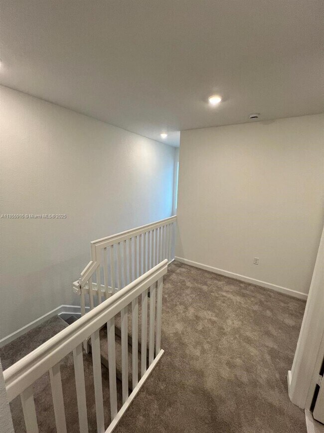 Foto del edificio - 645 SE 14th Ct